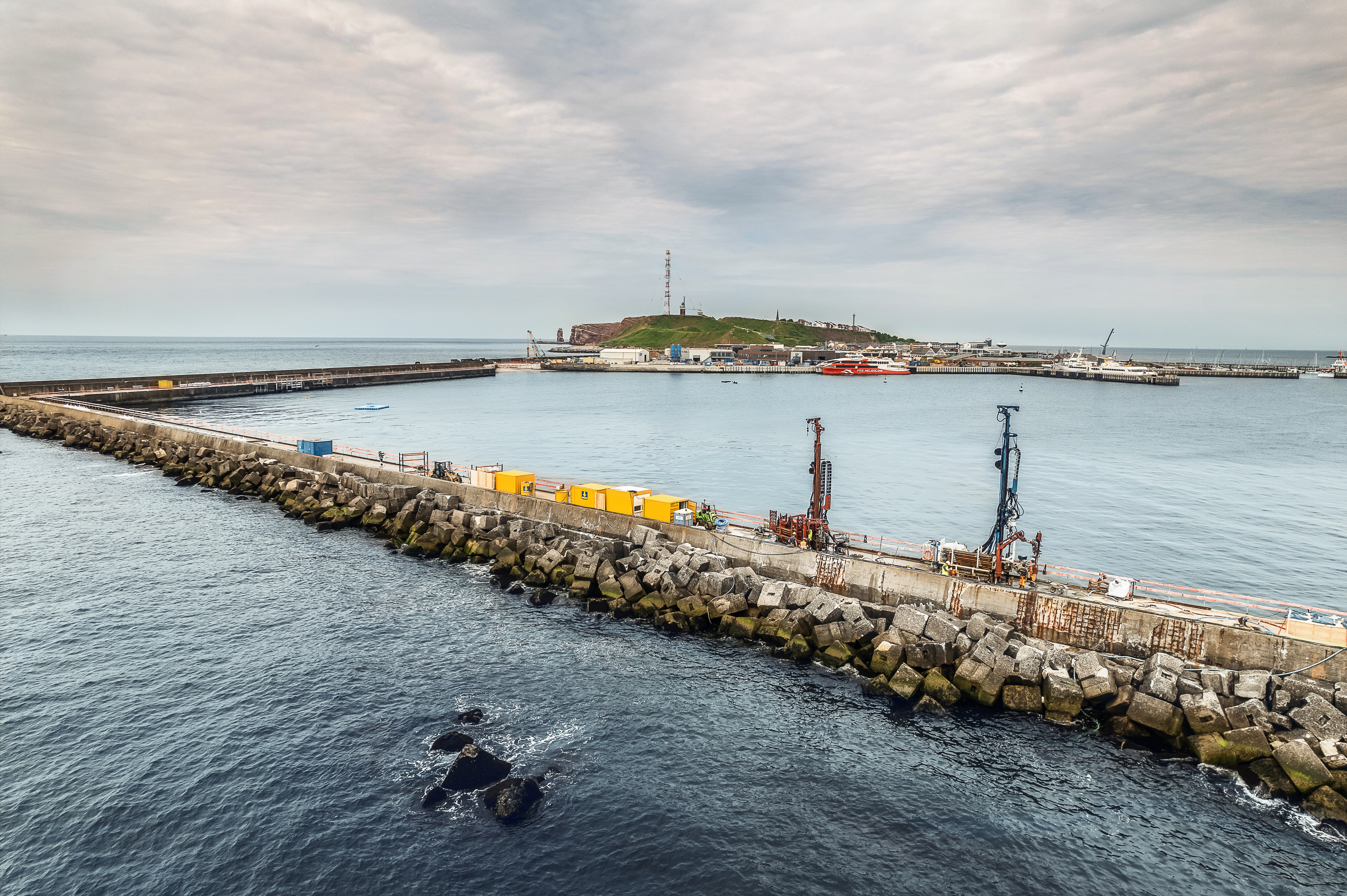 Bauer Spezialtiefbau carries out injection work on the southern pier of the harbor in Helgoland